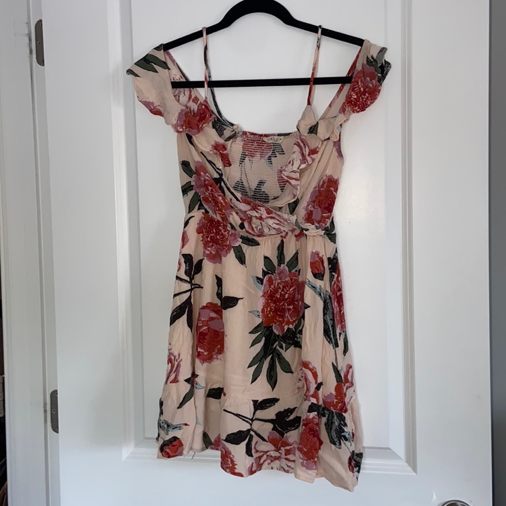 Off the shoulder floral dress. Easy to steam to get rid of wrinkles.